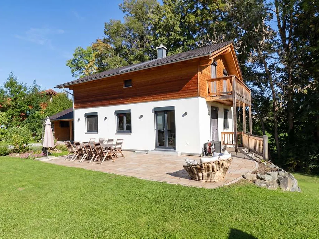 Haus mit Holzbalkon und Garten