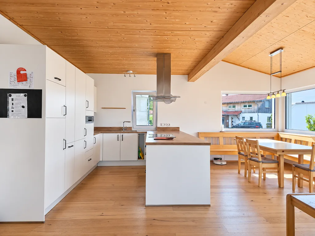 Offene Küche mit Holzdecke und Essbereich