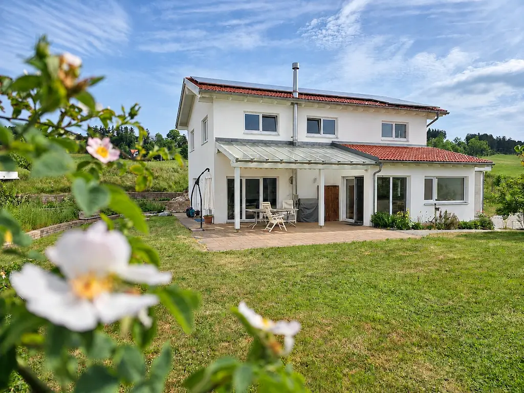 Wohnhaus mit Terrasse und Garten