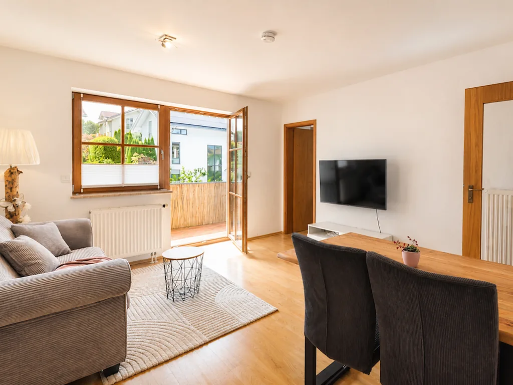 Heller Wohnbereich mit Blick in den Garten in Dietmannsried