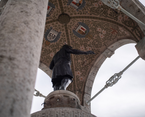 alt="Privater Hausverkauf Kempten: Eigentümer bei der Vorbereitung von Verkaufsunterlagen" alt="Professionelle Immobilienberatung in Kempten durch lokalen Makler" alt="Checkliste für den Immobilienverkauf im Allgäu: Unterlagen und Wertermittlung"