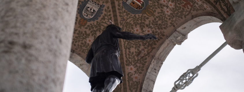 alt="Privater Hausverkauf Kempten: Eigentümer bei der Vorbereitung von Verkaufsunterlagen" alt="Professionelle Immobilienberatung in Kempten durch lokalen Makler" alt="Checkliste für den Immobilienverkauf im Allgäu: Unterlagen und Wertermittlung"