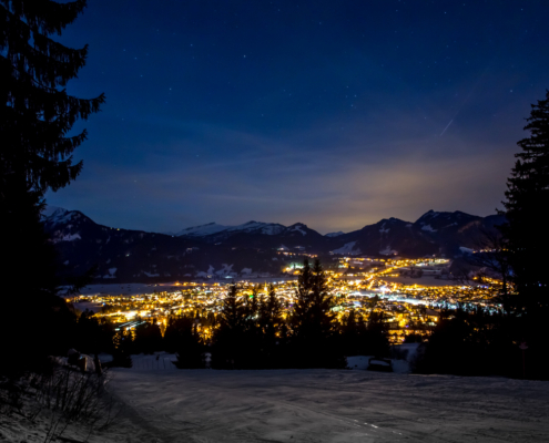 Panoramaaufnahme von Oberstdorf im Allgäu mit Wohnhäusern vor Alpenkulisse, passend zur Immobilienbewertung und Marktwert ermitteln
