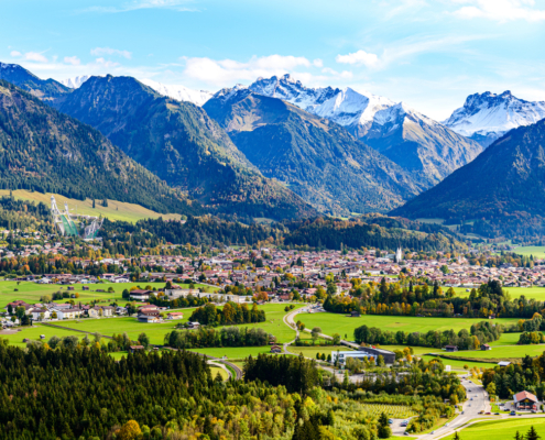 Panoramaaufnahme von Oberstdorf im Allgäu mit Wohnhäusern vor Alpenkulisse, passend zur Immobilienbewertung und Marktwert ermitteln