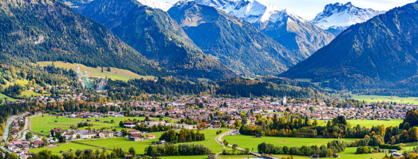Panoramaaufnahme von Oberstdorf im Allgäu mit Wohnhäusern vor Alpenkulisse, passend zur Immobilienbewertung und Marktwert ermitteln