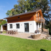 Hausansicht mit Sonnenterasse